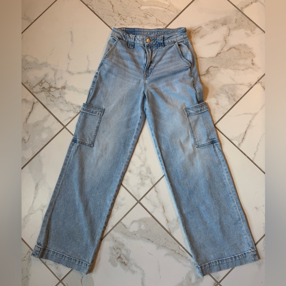 American Eagle Outfitters~Super High Rise~Baggy Wide Leg Jeans~Size 0~Light Wash
